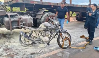 Motorista invade preferencial, mata mulher e foge com moto presa na carreta
