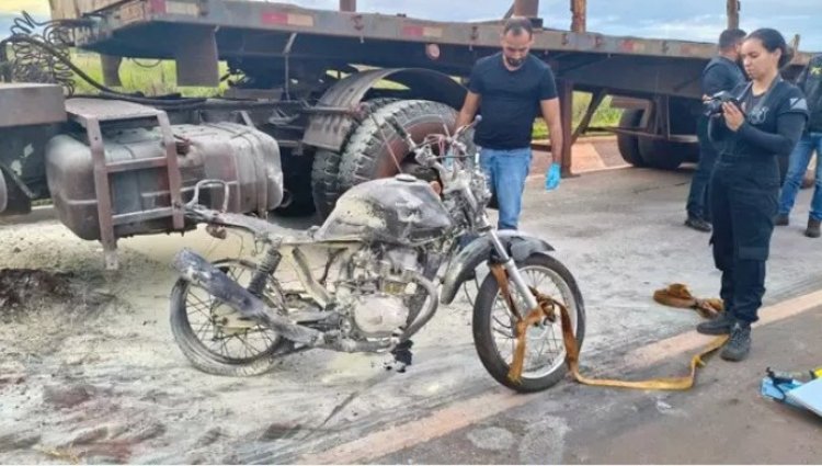 Motorista invade preferencial, mata mulher e foge com moto presa na carreta