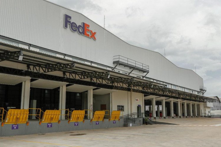 Gigante das entregas deixa mercado nacional: FedEx encerra operações domésticas no Brasil
